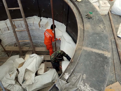 井式爐保溫背襯毯錯縫鋪設(shè)